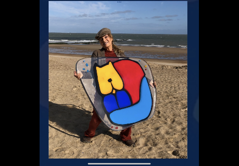 Kleurrijke poes in epoxie